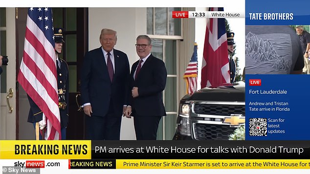 El PM sonriente fue recibido por el presidente fuera del famoso edificio en Washington