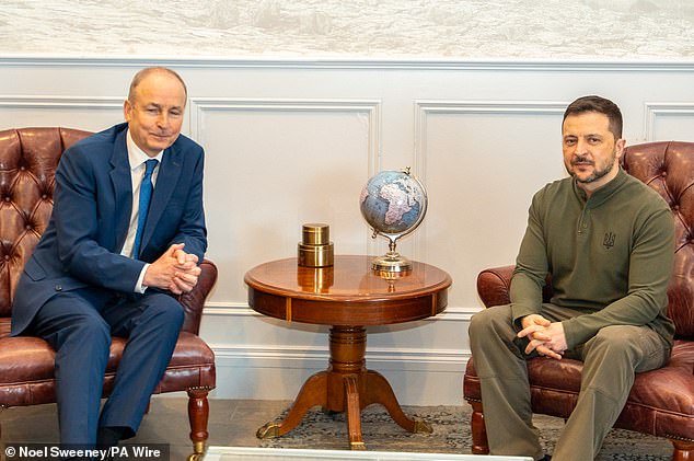 El impulso diplomático comenzó con una visita de Emmanuel Macron a la Casa Blanca el lunes y continuará cuando el presidente Volodymyr Zelensky (en la foto justo en Dublín hoy) visite Washington mañana