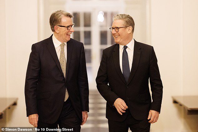 Sir Keir con el nuevo embajador en el Lord Mandelson de los Estados Unidos en la Embajada del Reino Unido el día de hoy