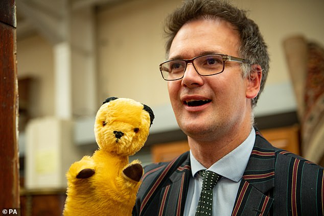 Bargain Hunt Star, subastador Charles Hanson, con un títere de televisión hollín original, que fue subastado en Hansons Auctioneers en Derbyshire