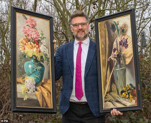 Charles Hanson con las dos pinturas de la reina Victoria. Negó cargos de asalto ocasionando daños corporales reales, asalto al vencer y controlar o comportamientos coercitivos