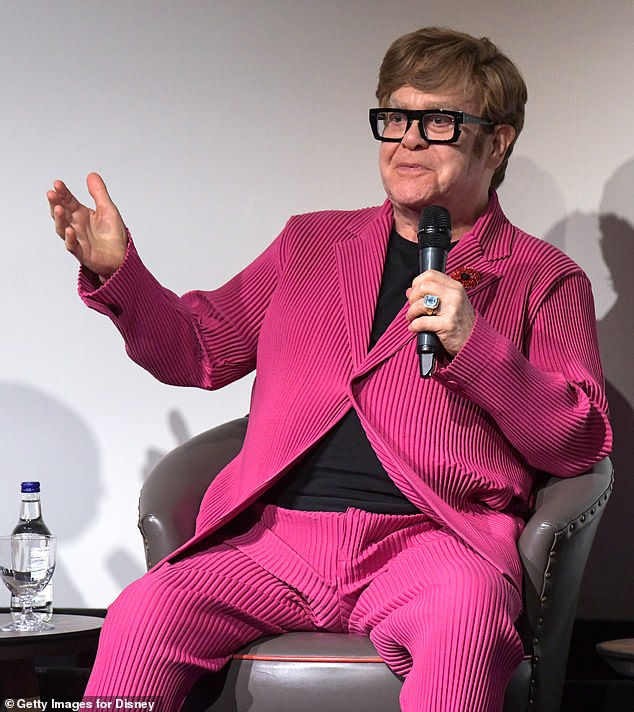 El gobierno ha sido criticado por cifras como Sir Elton John (en la foto), quien advierte que los planes de Labor destruirían la industria creativa líder en Gran Bretaña.