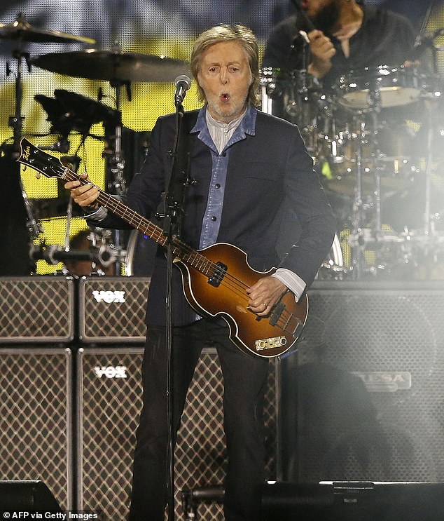 Los artistas, incluido Sir Paul McCartney (en la foto) que se quejan, los planes del gobierno les permitirían robar su trabajo efectivamente y hacer que el sector sea comercialmente inviable