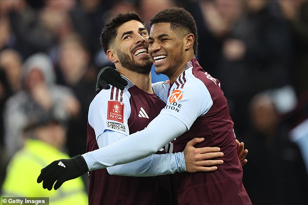 Asensio y Rashford se abrazaron mientras celebraban el primer gol de Villa de la noche