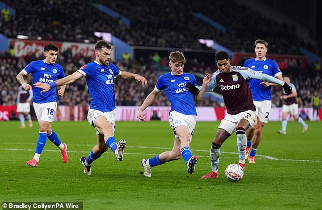 Rashford en la foto ocupando la atención de múltiples defensores de Cardiff dentro del cuadro de penalización