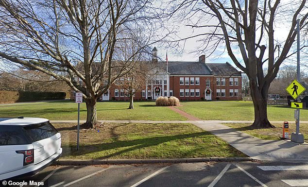 La Escuela Primaria Amagansett está ubicada en Main Street