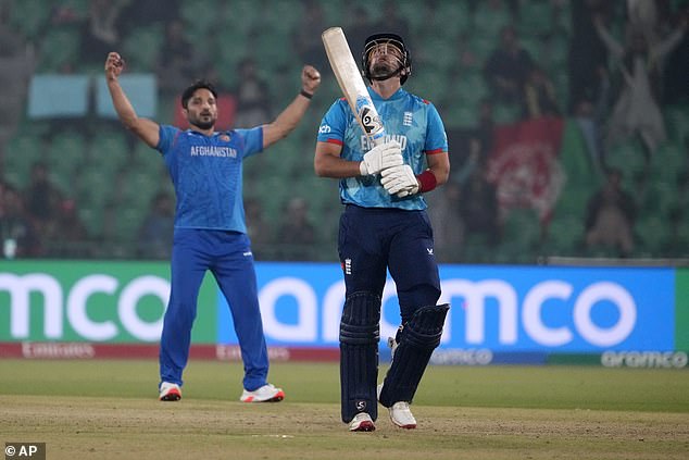 Los bateadores de Inglaterra también regalaron sus wickets demasiado barato con varios hoicks misejos