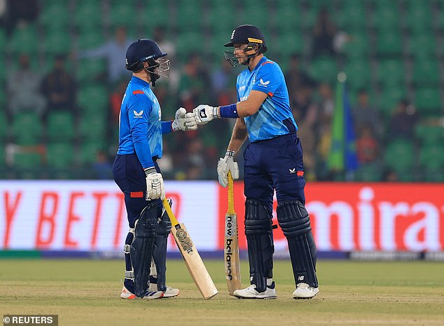 Joe Root (derecha) y Ben Duckett (izquierda) han demostrado el camino a seguir, pero Inglaterra no ha podido seguir su ejemplo y se dirigirá a casa este fin de semana, eliminado después de solo dos partidos