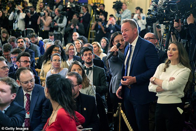 Durante la reunión, Brian Glenn (en la foto), el corresponsal principal de la Casa Blanca, la voz real de América, preguntó por qué Zelensky no usaba traje