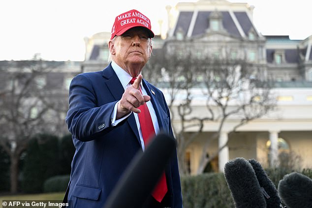 Trump señala mientras habla con los periodistas mientras se prepara para partir de la Casa Blanca en Washington