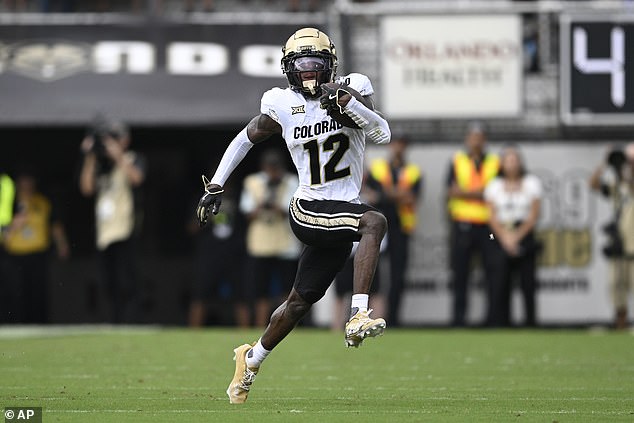 Hunter se destacó en ambos lados de la pelota para Colorado, aunque puede centrarse más en una posición en la NFL