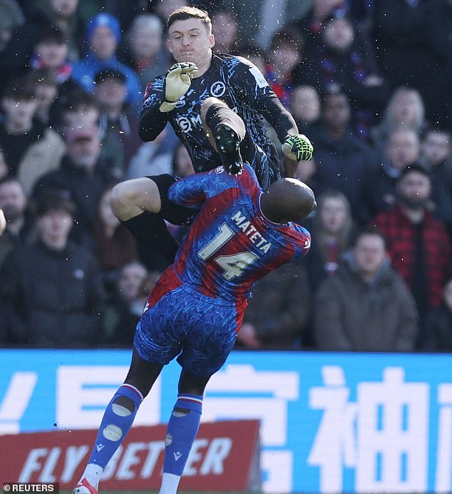 Mateta estaba en el extremo receptor de un desafío de terror del portero de Millwall Liam Roberts