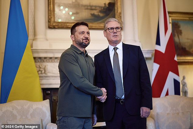 Keir Starmer y Volodymyr Zelensky Shake Hands durante una reunión bilateral a las 10, Downing Street el 19 de julio de 2024