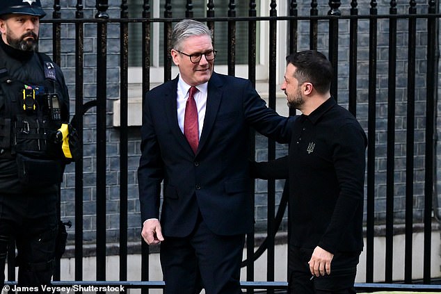 La furia furiosa del presidente ucraniano con el presidente de los Estados Unidos ha enviado ondas diplomáticas en todo el mundo (en la foto: Starmer y Zelensky en el No 10 hoy)