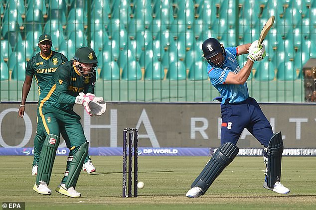 Buttler juega un tiro mientras su equipo fue golpeado por Sudáfrica para terminar su torneo tórrido