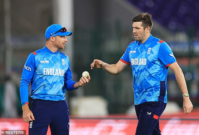 Jamie Overton y Buttler de Inglaterra durante la derrota de su equipo contra Sudáfrica