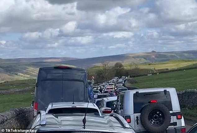 Un video publicado en Tiktok muestra vehículos que hacen cola en las estrechas carreteras en el pintoresco campo de Derbyshire