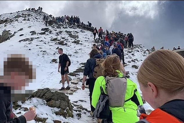 Incluso las montañas heladas y cubiertas de nieve hacen poco para disuadir a los exploradores obstinados que caminan a Snowdon en Gales, y algunos incluso usan pantalones cortos para luchar contra los elementos