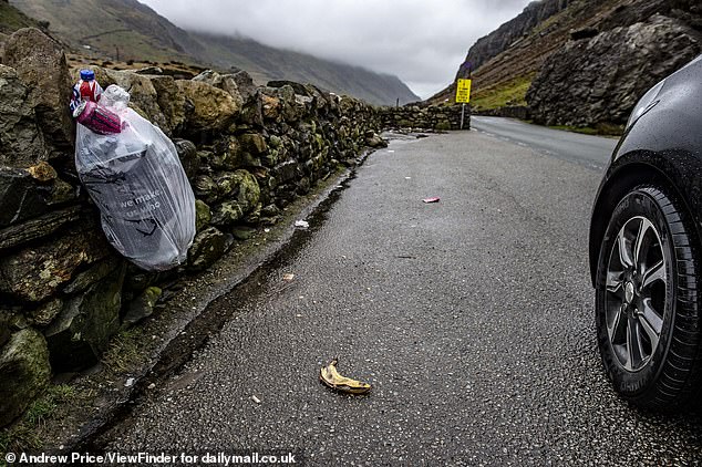 La foto está la basura que queda en los aparcamientos de Snowdonia