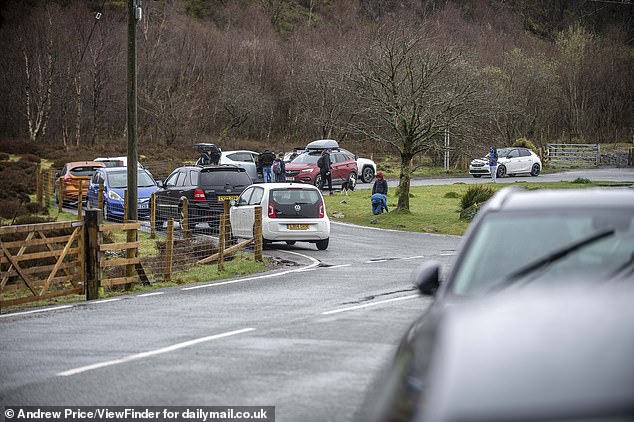 Autos estacionados al costado de las carreteras en y alrededor de Snowdonia