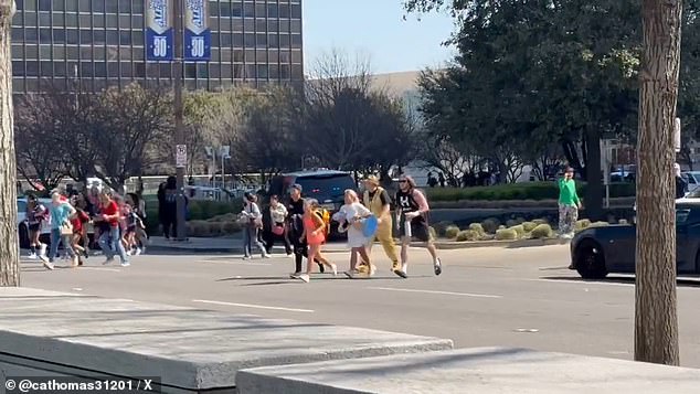 Los autos de la policía fueron vistos apresurándose a la escena cuando cientos de personas con uniformes de alegría brillante y los padres aterrorizados salieron del Centro de Convenciones de Kay Bailey Hutchison el sábado