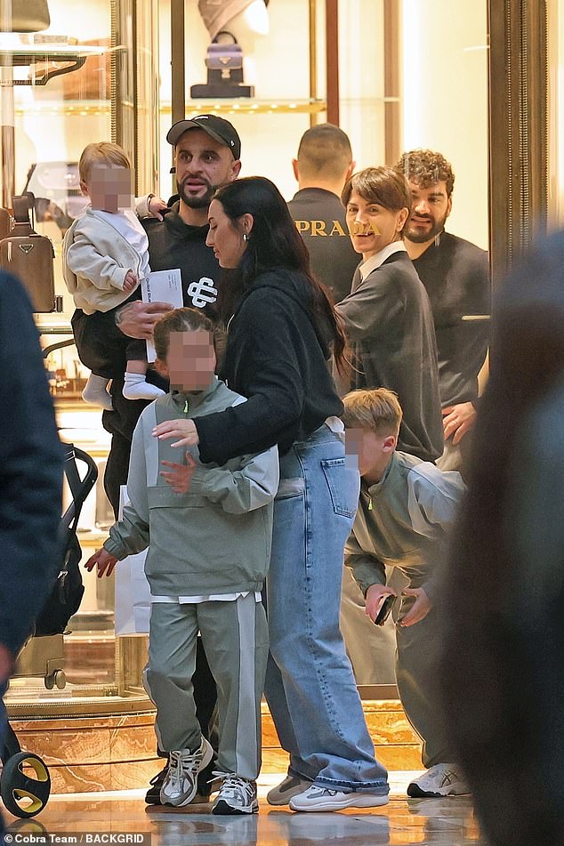 Acunando a su hijo Baby Rezon en un viaje de compras en Milán con la esposa Annie Kilner y el resto de sus hijos, Kyle Walker miró al hombre de la familia