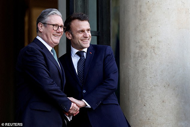 Emmanuel Macron da la bienvenida al primer ministro de Gran Bretaña, Keir Starmer, cuando llega para una reunión con líderes europeos en Ucrania el 17 de febrero