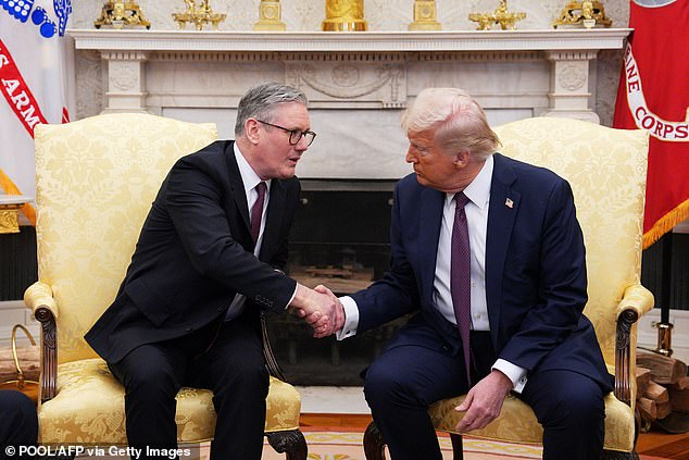 Trump da la mano al primer ministro británico Keir Starmer durante una reunión en la Oficina Oval