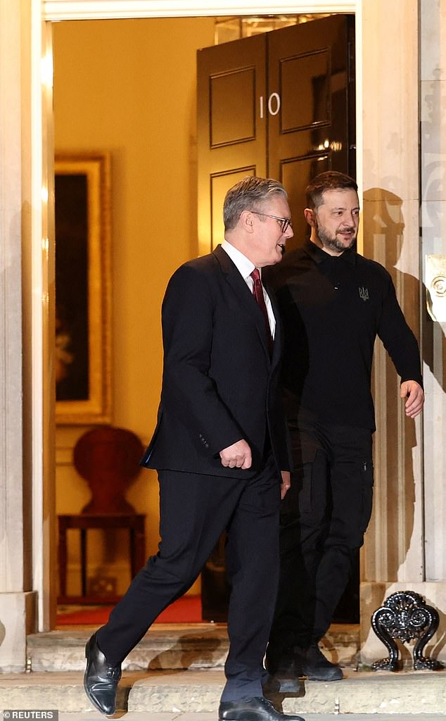 El presidente ucraniano, Volodymyr Zelenskiy, se va después de reunirse con el primer ministro británico Keir Starmer en Downing Street en Londres