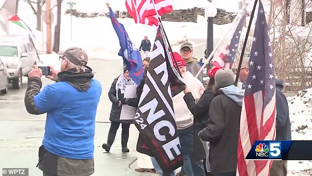 A pesar de la gran cantidad de manifestantes, algunos también salieron en apoyo de Vance - Flying Maga Flags