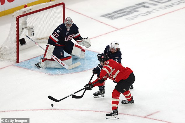 La guerra de himnos entre los fanáticos estadounidenses y canadienses también estaba en el centro de las 4 naciones