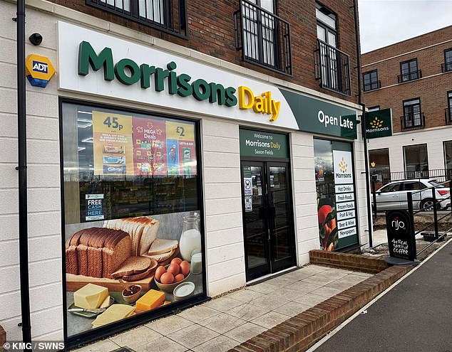 Desde entonces, el gerente ha insistido en que la sucursal continuará prohibiendo a los perros, incluida la Sra. Kennelly (en la foto: la tienda Morrisons Daily en Saxon Fields Estate, Wincheap)