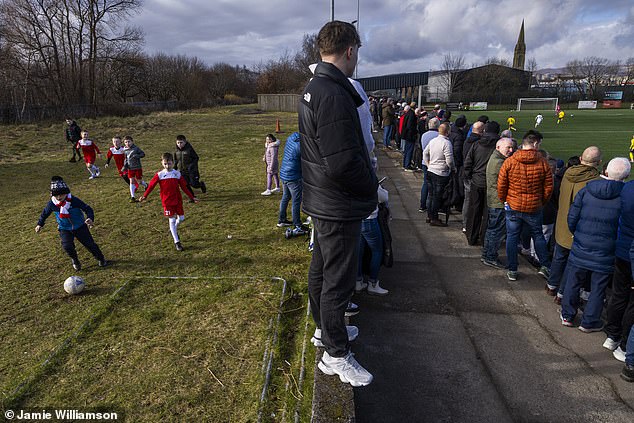 Incluso hay otro juego de fútbol no muy lejos de la acción principal en Holm Park