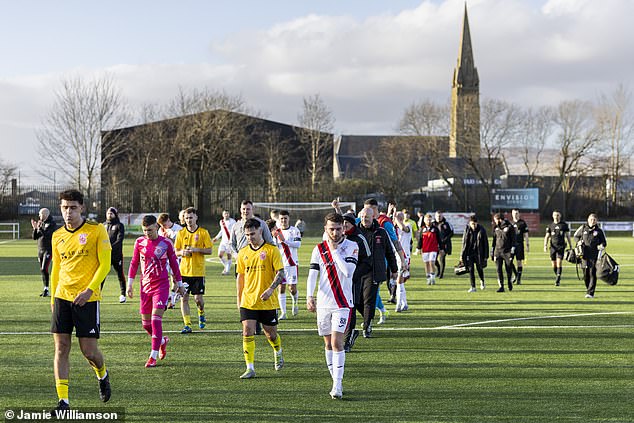 La tropa de los jugadores de Clydebank y Johnstone Burgh después de un sorteo sin goles.