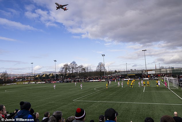 Los aviones entrantes son una vista regular en los juegos de Clydebank en la ruta de vuelo del aeropuerto de Glasgow