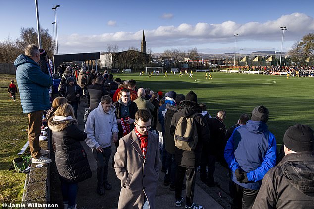 Los partidarios disfrutan de la acción desde varios puntos de vista en el terreno ordenado de Clydebank