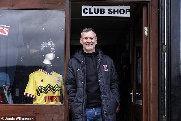 Magnus McGibbon, esposo de la silla del club Grace, mans the Club Shop en Clydebank