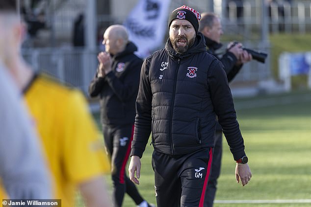 El gerente de Clydebank, Gordon Moffat, le encantaría mantener al club progresando por las ligas