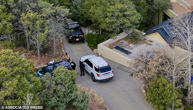 La policía no sospecha que el juego sucio, a pesar de que la puerta principal se encuentra 'Ajar'. No hubo signos de entrada forzada a la casa. (En la foto: la policía que rodea su casa el jueves)