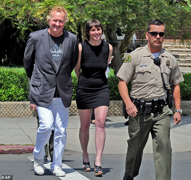 Quaid y su esposa Evi son vistas a ser escoltados del Tribunal del Condado de Santa Bárbara en abril de 2010 después de ser arrestados por en cuclillas en su antigua casa en Montecito, California.