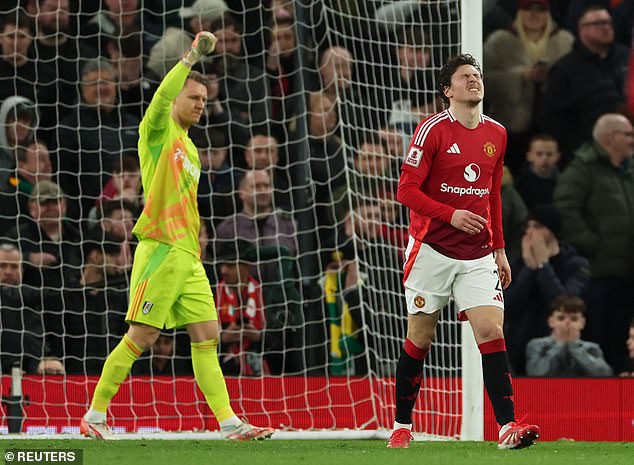 Victor Lindelof y Joshua Zirkzee vieron sus sanciones salvadas por Bernd Leno después de un empate 1-1