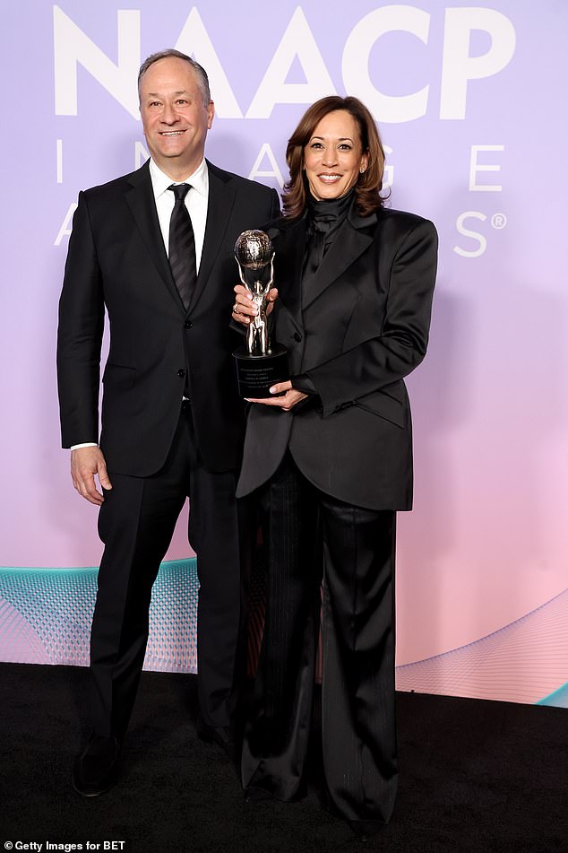 Harris se muestra con Doug Emhoff en los Naacp Image Awards en Pasadena el 22 de febrero. La visita de los Oscar de esta noche será su aparición de más alto perfil desde que dejó a Washington DC en enero en enero