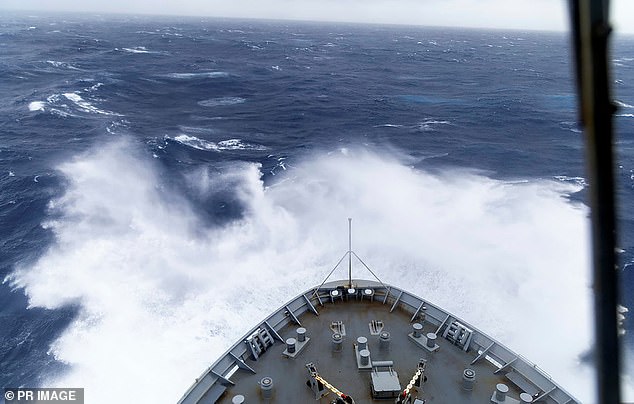 HMAS Choulsles se presentan a través del mar en ondas el domingo 2 de marzo de 2025. Un ciclón tropical frente a la costa este de Australia ha detenido la búsqueda en solitario de un remero lituano para cruzar el Océano Pacífico