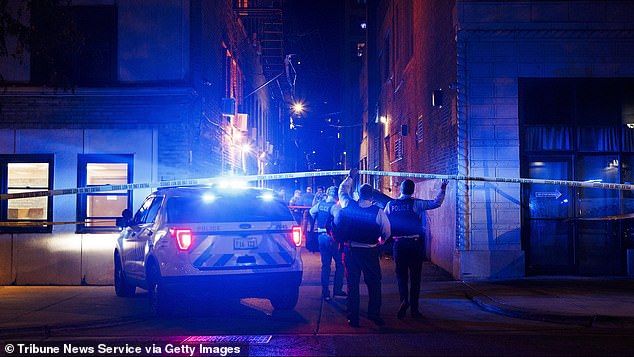 Bajo la vigilancia de Johnson, el crimen ha seguido devastando la ciudad, con robos de autos, tiroteos y robo desenfrenado, dejando a los residentes temerosos y frustrados. En la foto, los oficiales de policía de Chicago trabajan en la escena en la que un hombre recibió un disparo mortal en el vecindario de Chicago Uptown en octubre