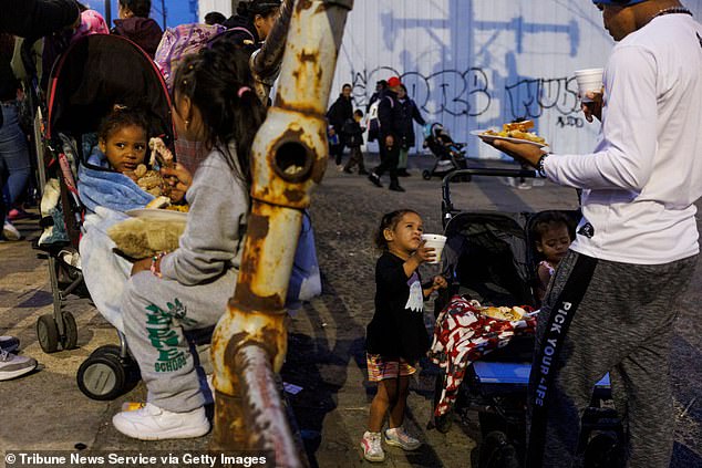 Más de 42,000 migrantes, principalmente de Venezuela, han llegado a Chicago en autobús desde la frontera de Texas. Chicago, que es una ciudad santuario, ha estado alojando a los solicitantes de asilo en las estaciones de policía, el aeropuerto internacional de O'Hare y los refugios administrados por la ciudad