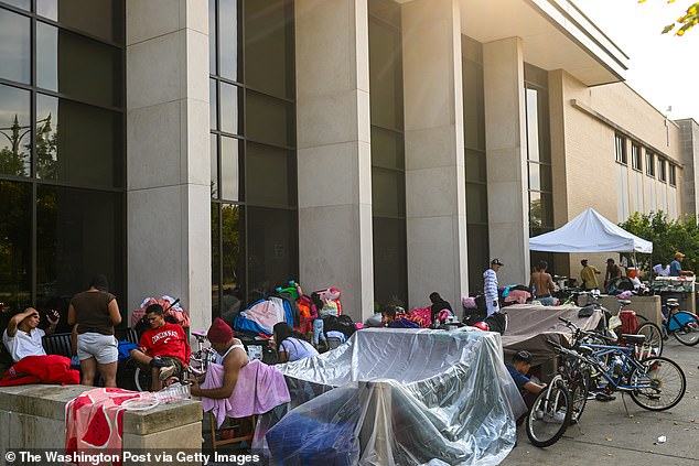 Los migrantes que viven en el 15º Distrito del Departamento de Policía de Chicago se ven fuera de la estación en septiembre pasado