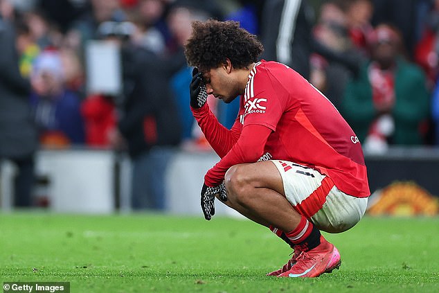 Los fanáticos del United cantaron 'Oh, Joshua Zirkzee' alrededor de Old Trafford después de que se arrodilló