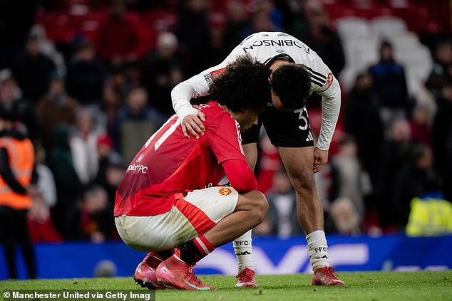 Algunos jugadores de Fulham también vinieron a compartir sus simpatías con el holandés poco después