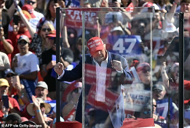 Trump habla detrás de una carcasa de barreras a prueba de balas en un mitin en Wilmington, Carolina del Norte, el 21 de septiembre. El vaso se convirtió en una vista común en las manifestaciones al aire libre del ex presidente después del tiroteo