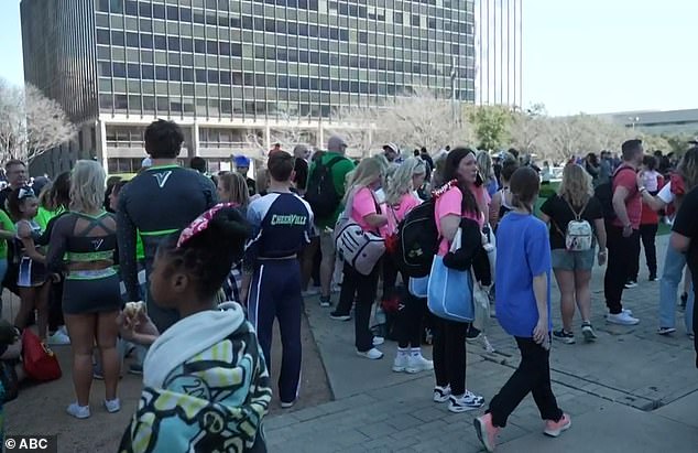 El Campeonato Nacional Nacional de Cheerleaders All-Star en Dallas, Texas, descendió al caos masivo este fin de semana, mientras los atletas y los espectadores salieron corriendo del Centro de Convenciones de Kay Bailey Hutchison por temor a un tirador activo